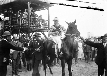 Alfonso XIII en la inauguración del hipódromo