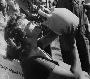 Sofía Loren bebiendo del botijo en un descanso