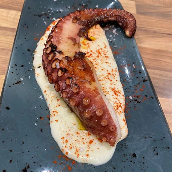 Pulpo con cremoso de patata Postas